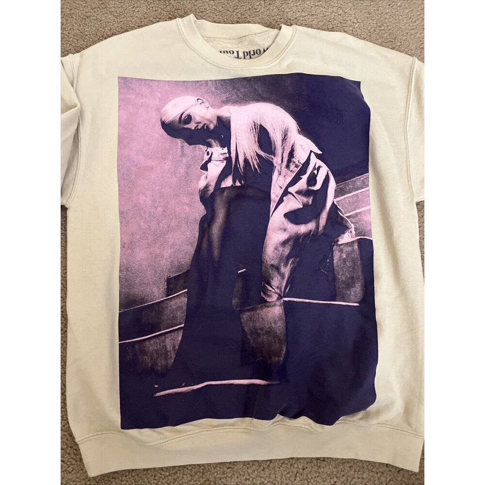 Ariana Grande Live In Concert Sweetener Tour 2019 Sweatshirt Size L. Perfect! - Picture 2 of 5